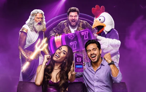 Jugadores celebrando con la app de Codere en el móvil